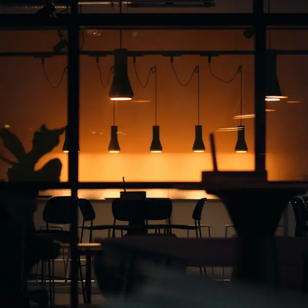 Comedor de un restaurante con lámparas colgantes encendidas