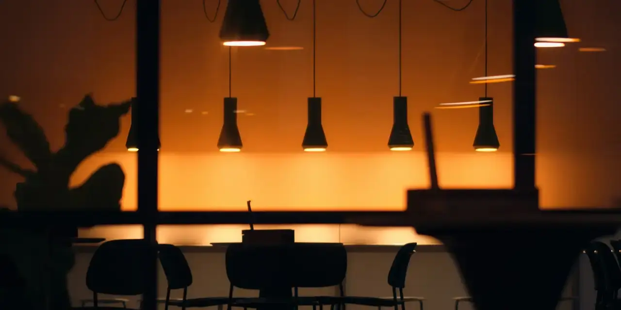 Comedor de un restaurante con lámparas colgantes encendidas