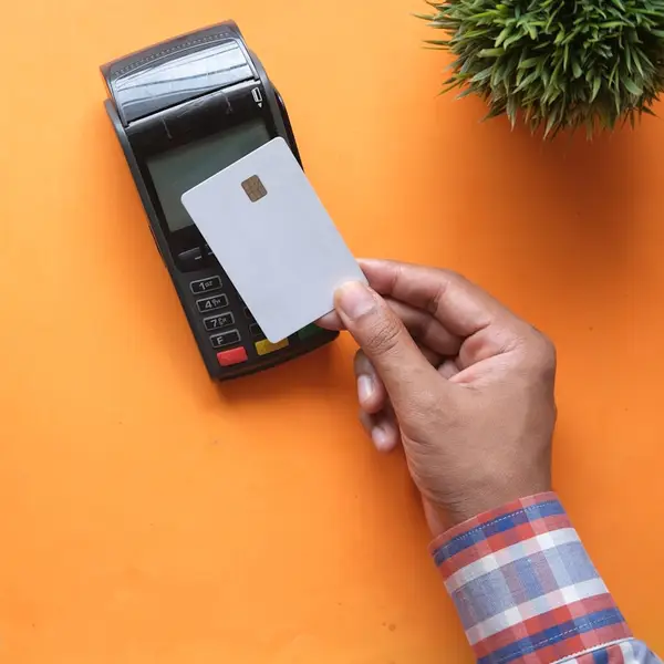 Persona sosteniendo un pequeño dispositivo electrónico en la mano