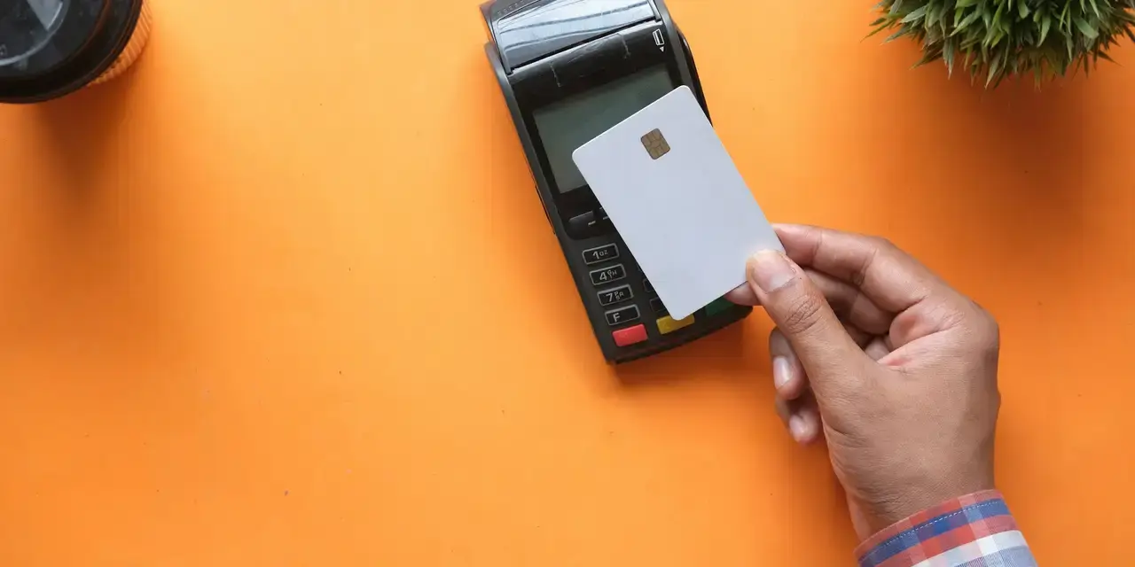 Persona sosteniendo un pequeño dispositivo electrónico en la mano